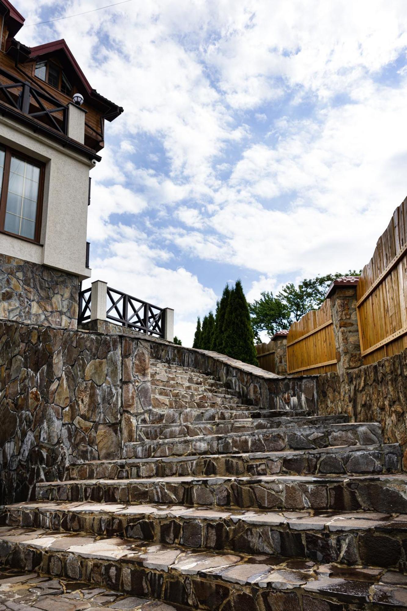 Svoi Hotel Poljanyzja Exterior foto